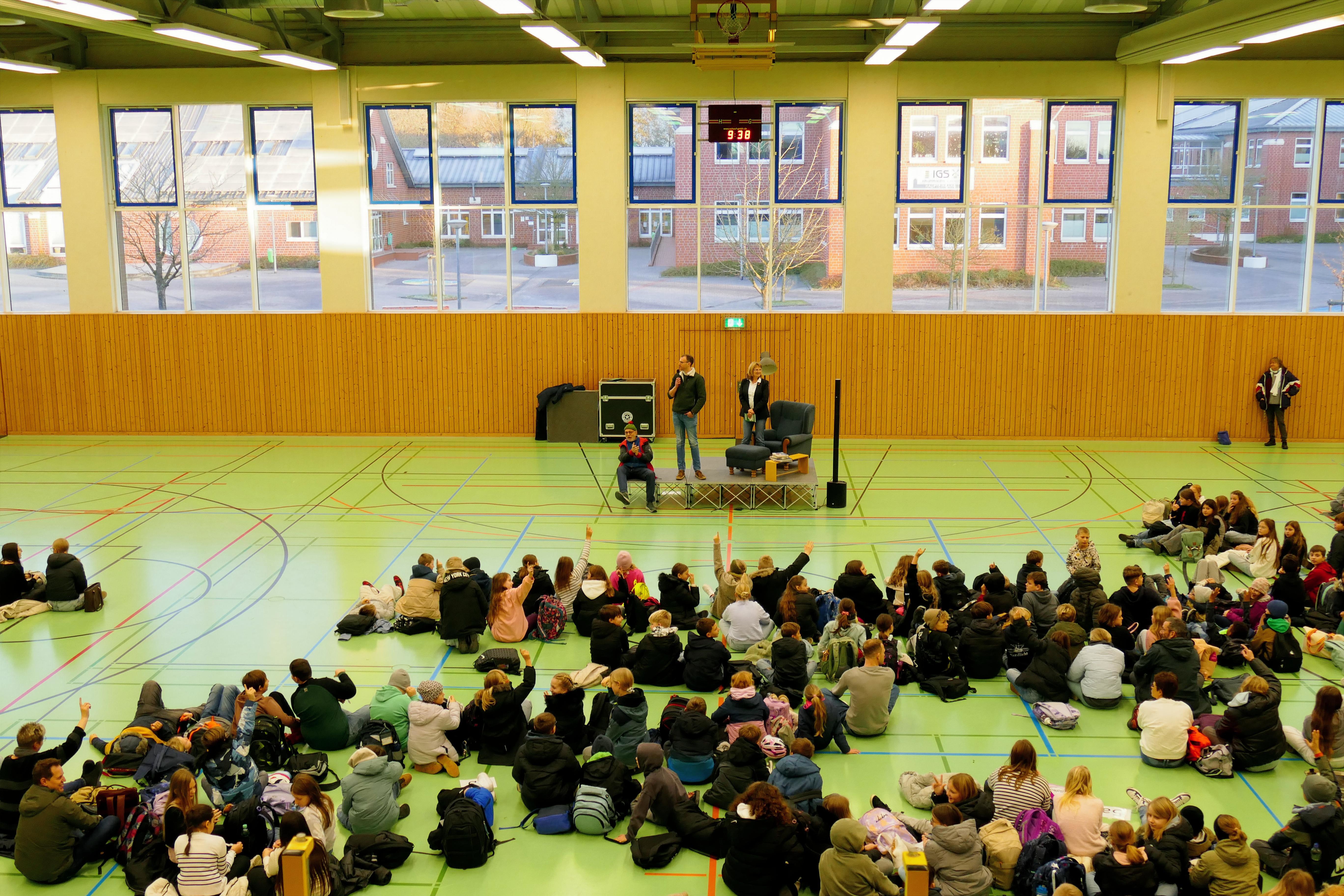 Gemeinsamer Start in der Turnhalle